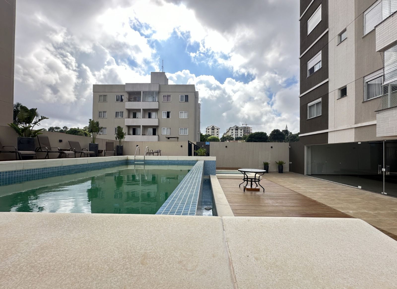 Piscina e área de convivência